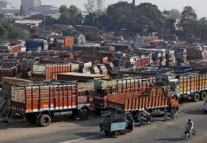 India to ban old trucks as cities choke on dirty air